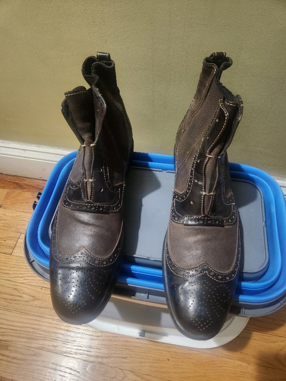John Varvatos chelsea style, wingtip boots. Black/Brown - Size 10.5